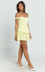 Minivestido Izara - Vestido plisado con hombros descubiertos en color limón