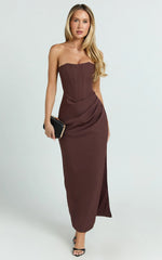 Vestido midi Avery - Vestido sin tirantes drapeado con abertura lateral en color chocolate