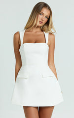 Minivestido Garrett - Vestido godê decote quadrado branco