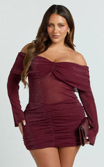 Minivestido Rumi - Vestido Fruncido con Hombros Descubiertos de Tul Brillante Color Vino