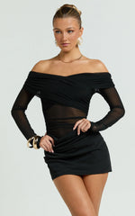 Minivestido Jade - Vestido de manga larga con hombros descubiertos y corte al bies en color negro