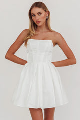 Minivestido Loveless acampanado sin tirantes en blanco roto