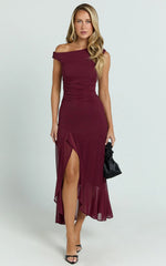 Vestido midi Judee - Vestido asimétrico con abertura lateral alta en color vino