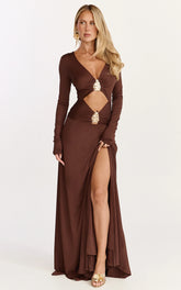 Vestido Longo Sahara Maxi - Vestido com Manga Longa, Recortes e Acabamento Dourado na Cor Chocolate