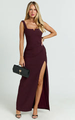 Vestido largo Thelma - Vestido entallado con cuello cuadrado en color vino