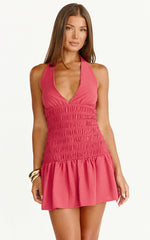 Minivestido Giselle - Vestido acampanado con cuello halter, bajo fruncido con volantes en color rosa