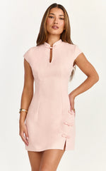 Minivestido Jana - Vestido ceñido con cuello mandarín y abertura en la pierna en color rosa