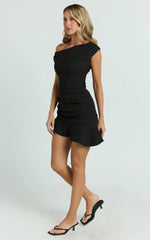 Minivestido Goldie - Vestido negro con hombros descubiertos, manga casquillo, fruncido, entallado y falda con bajo de volantes