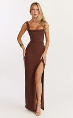 Vestido largo Donna - Vestido columna con cuello desbocado y abertura alta en color chocolate
