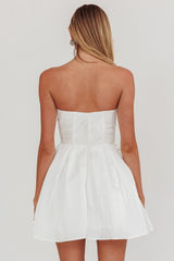 Minivestido Loveless acampanado sin tirantes en blanco roto