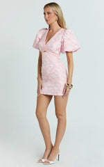 Minivestido Diana - Vestido jacquard de manga corta con aberturas en rosa claro