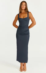 Vestido midi Benita - Vestido entallado fruncido con cuello redondo en color azul marino