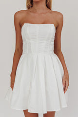 Minivestido Loveless acampanado sin tirantes en blanco roto