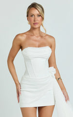 Minivestido Riley - Vestido tubo con corsé drapeado sin tirantes en blanco