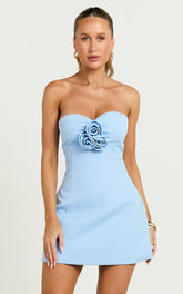 Minivestido Odelle - Vestido floral 3D con corte de dobladillo de tulipán en azul