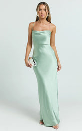 Vestido largo Hanna - Vestido de satén con cuello desbocado y espalda baja en verde salvia