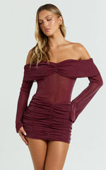 Minivestido Rumi - Vestido Fruncido con Hombros Descubiertos de Tul Brillante Color Vino