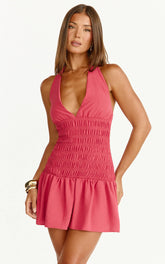 Minivestido Giselle - Vestido acampanado con cuello halter, bajo fruncido con volantes en color rosa
