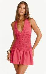 Minivestido Giselle - Vestido acampanado con cuello halter, bajo fruncido con volantes en color rosa