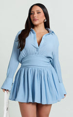 Minivestido Valerie - Vestido Chemise com Gola, Manga Longa e Amarração na Cintura em Azul Claro