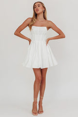 Minivestido Loveless acampanado sin tirantes en blanco roto