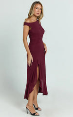 Vestido Judee Midi - Vestido com um ombro só e fenda lateral alta na cor Vinho