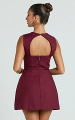 Minivestido Garrett - Vestido entallado y con vuelo de cuello cuadrado en color vino