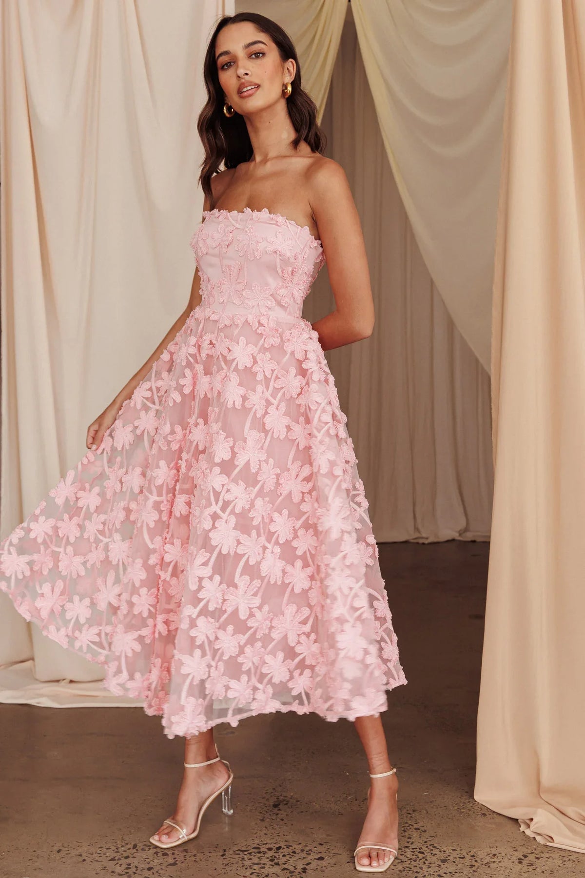 Vestido midi Dori con adornos florales en rosa empolvado