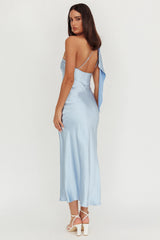Vestido longo Carmel de um ombro só com faixa azul-claro