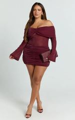 Minivestido Rumi - Vestido Fruncido con Hombros Descubiertos de Tul Brillante Color Vino