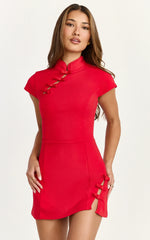 Minivestido Nadia - Vestido entallado de manga corta y cuello mao en rojo con ribete rojo