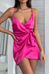Vestido cruzado con lazo lateral y detalle fruncido de Medellín en rosa fuerte