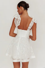 Vestido Curto Oliana com Recortes e Alças Atadas Branco