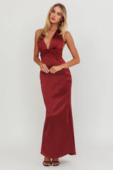 Vestido longo Italia Azure com pregas no corpete e decote halter vinho