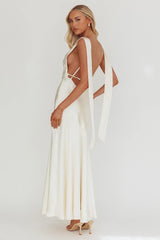 Vestido largo sin espalda con cuello desbocado Second Glances color crema