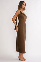 Vestido maxi con lazada asimétrica en un hombro Carmel color Chocolate