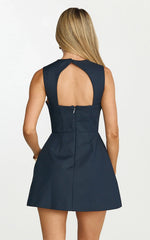 Minivestido Garrett - Vestido entallado y con vuelo con cuello cuadrado en azul marino