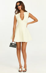 Minivestido Nelson - Minivestido Boucle justo e evasê com decote profundo na cor creme