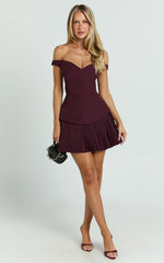 Minivestido Izara - Vestido plisado con hombros descubiertos en color vino