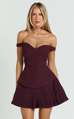 Minivestido Izara - Vestido plisado con hombros descubiertos en color vino