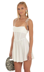 Vestido corsé drapeado en blanco