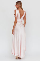 Vestido Aquila de bajo asimétrico y hombros anudados color rosa claro