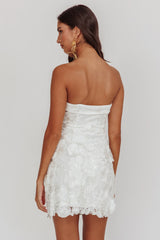 Vestido mini blanco sin tirantes Flora Day con adornos florales