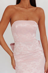 Vestido maxi rosa Melty Kisses con lazo en la espalda