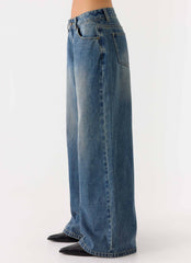 Calça Jeans Neo de Cintura Baixa e Perna Larga - Lavagem Azul Vintage