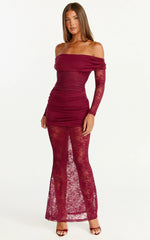 Vestido largo Juliet - Vestido de encaje con superposición fruncida, manga larga y hombros descubiertos en color vino