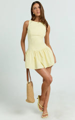 Minivestido Izira - Vestido holgado de cintura baja con escote barco en amarillo mantequilla
