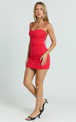 Vestido Gigi Mini de mezcla de lino - Vestido con escote corazón, espalda anudada y detalle festoneado en rojo