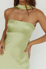 Vestido largo Damsel con escote halter invertido color pistacho