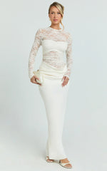 Vestido Longo Crisanta - Vestido Justo de Manga Comprida com Renda Contrastante na Cor Marfim